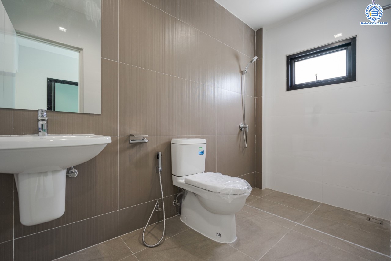 บ้านมือสองตกแต่งใหม่ ม.บ้านชมเพลิน เพชรเกษม หลังมุม เนื้อที่ 122 ตร.ว. ฟังก์ชันครบ 3 ห้องนอน 3 ห้องน้ำ 1 ห้องอเนกประสงค์ 2 ที่จอดรถ บนทำเลศักยภาพ เชื่อมต่อหลายเส้นทาง ใกล้เดอะมอลล์บางแค และรถไฟฟ้าสายสีน้ำเงิน "สถานีหลักสอง" รายล้อมด้วยสิ่งอำนวยความสะดวกครบครัน